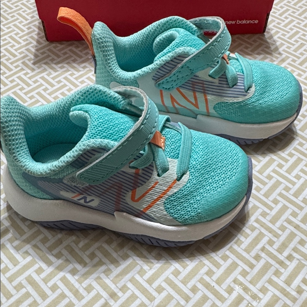 New balance girls infant 4- new with box